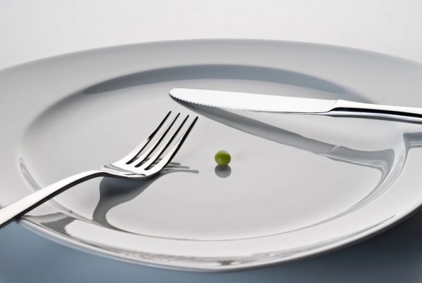 Plate with cutlery and a pea