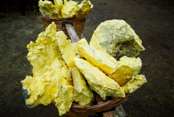 Raw yellow sulfur